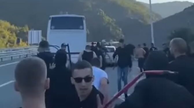 Përleshja mes tifozëve të Tiranës dhe Vllaznisë, 5 të lënduar në spital, një autobus me të shoqëruar në polici