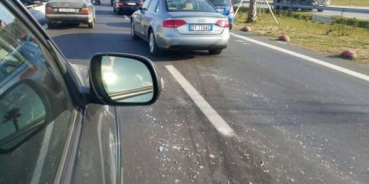 Aksident në autostradën Lushnje-Fier, tre të lënduar