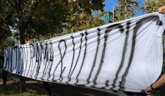 Tre të rinj thyejnë perimetrin e sigurisë në Bulevard, vendosin banderolë me mbishkrim për Ramën e Vuçiç, ndërhyn policia