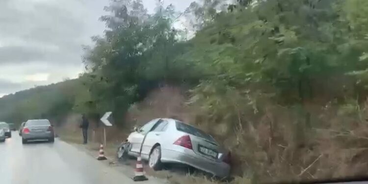 Aksident në aksin Fier-Levan, përplasen dy makina, njëra prej tyre përfundon në pjesën anësore të rrugës