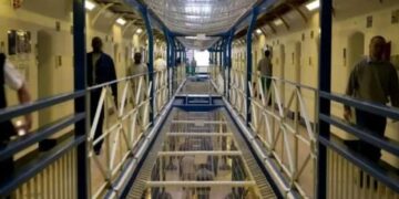 Nga seancat e përkthimit shqip te kontaktet me familjarët, zbulohen lehtësirat që përfitojnë shqiptarët në burgjet e Anglisë