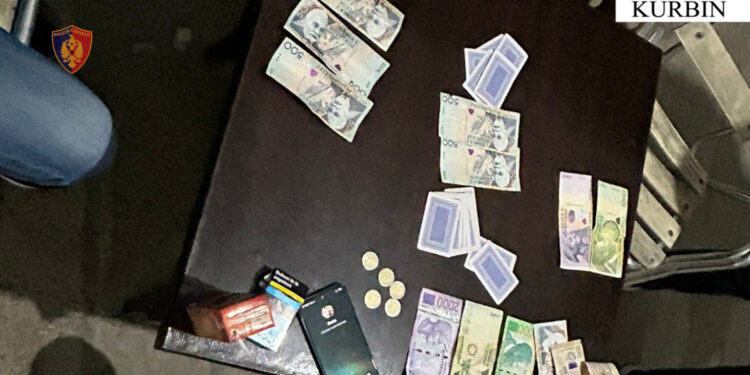 Kishte kthyer lokalin e tij në pikë bastesh sportive, arrestohet 18-vjeçari në Kurbin dhe 4 ‘lojtarët’ që u kapën në flagrancë