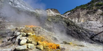 A është gati të shpërthejë super-vullkani në Itali? Qindra mijëra njerëz jetojnë pranë epiqendrës. Krahasohet me shpërthimin e famshëm që zhduku Pompein