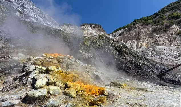 A është gati të shpërthejë super-vullkani në Itali? Qindra mijëra njerëz jetojnë pranë epiqendrës. Krahasohet me shpërthimin e famshëm që zhduku Pompein
