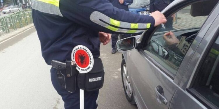 U kap duke marrë ryshfet, pezullohet polici në Durrës