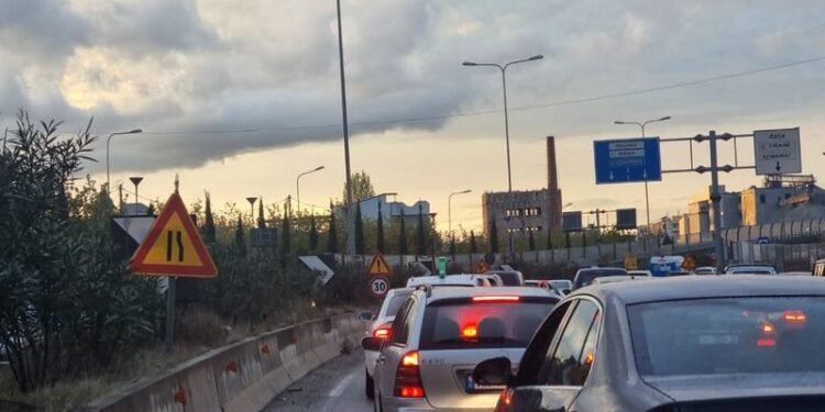 Moti i keq ‘bën namin’ në Tiranë, bllokohen rrugët nga trafiku i rënduar