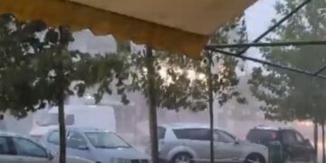 Stuhi në Lushnjë, përmbytje në disa rrugë