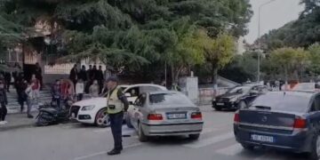 Shoferi i autoshkollës drejton mjetin në gjendje të dehur dhe përplas motorin, drejtuesi i mjetit të vogël përfundon në spital