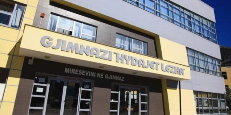 Goditi mësuesen me karrige, lihet në arrest shtëpie 16-vjeçari në Lezhë