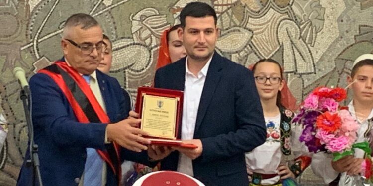 Arbër Hajdari merr titullin “Qytetar Nderi” i Malësisë së Gjakovë(FOTO)