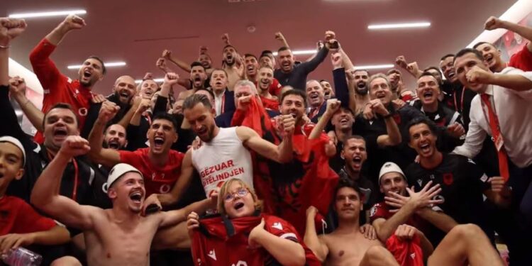 “O sa mirë me qenë shqiptar!” Lot dhe përqafime, shihni festën në dhomat e zhveshjes. I pranishëm edhe Zaho