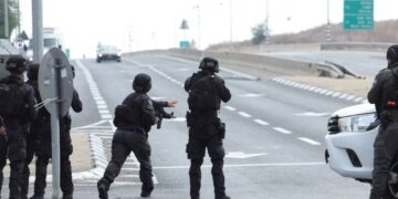 Të mobilizuar për luftë, Izraeli shpërndan armë për qytetarët