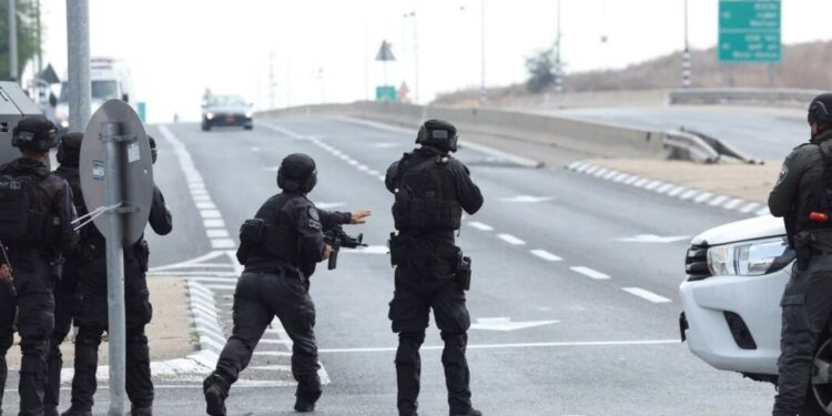 Të mobilizuar për luftë, Izraeli shpërndan armë për qytetarët