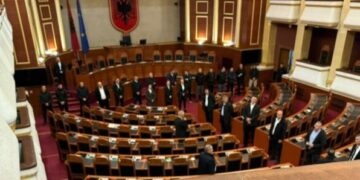 Nikolla urdhër për rrethimin e Kuvendit nga Garda, Bardhi nxjerr foton: Nuk ka asnjë polic që të pengojë dhe intimidojë opozitën në misionin e saj