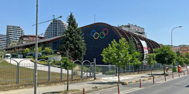 Aksident i rëndë pranë parkut Olimpik, makina përplaset me motorin,dyshohet për të plagosur
