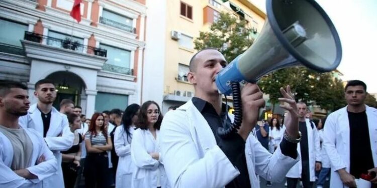 Protesta dhe kundërshtime për ligjin e punës së detyruar, AFP: Shqipëria është “e sëmurë” nga eksodi i mjekëve të saj