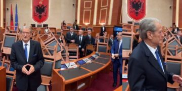 Nis kaosi në Parlament, opozita kthen përmbys karriget në sallë