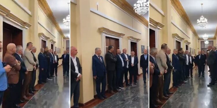 Vijon kaosi, demokratët bllokojnë dyert e Komisioneve dhe “përplasen” me socialistët