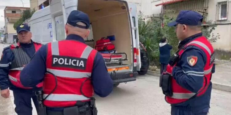 Fqinjët alarmohen pas erës së qumështit të djegur, zjarrfikësit gjejnë pajetë gruan brenda banesës në Fier