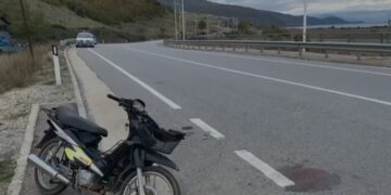 Aksident në aksin Pogradec-Qafë Thanë, makina përplaset me motorin, një i plagosur