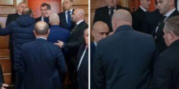 Garda nuk lejon demokratët të hyjnë në Parlament, debat i ashpër me Bardhin: Kush jeni ju mo? E keni kthyer në shtet policor