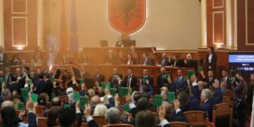 Votimi mes kaosit, Lindita Nikolla bën gafën: Buxheti i 2024 miratohet me 83 vota