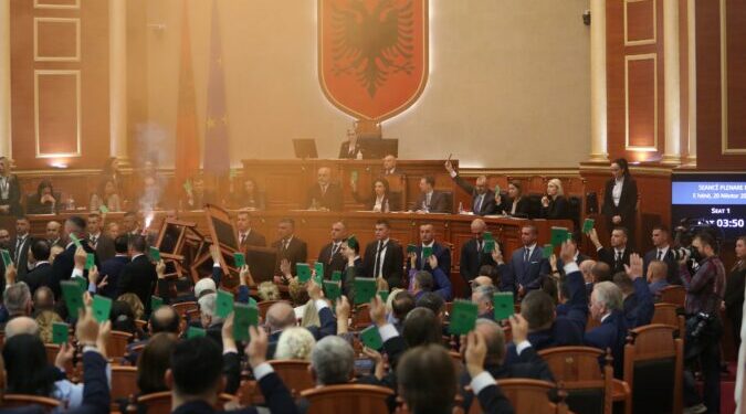 Votimi mes kaosit, Lindita Nikolla bën gafën: Buxheti i 2024 miratohet me 83 vota