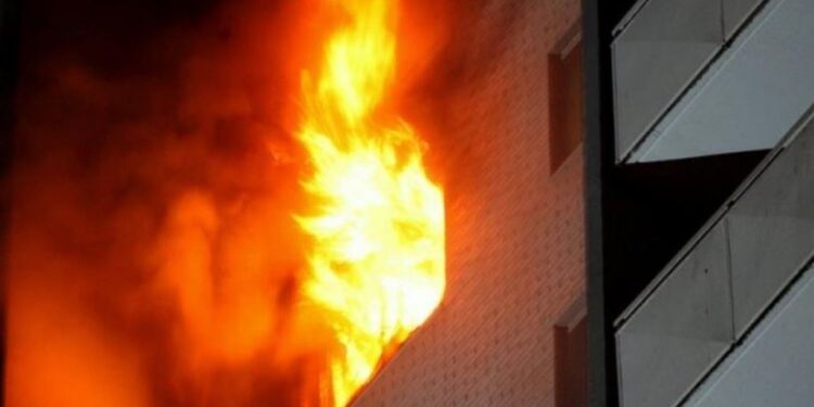 Shkak soba e druve, përfshihet nga flakët shtëpia në Elbasan