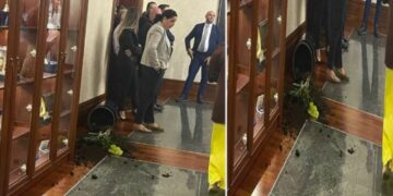 Tensione te Kryesia e Kuvendit, deputetë e opozitës nuk lejojnë ministrin e Financave të hyjë në mbledhje