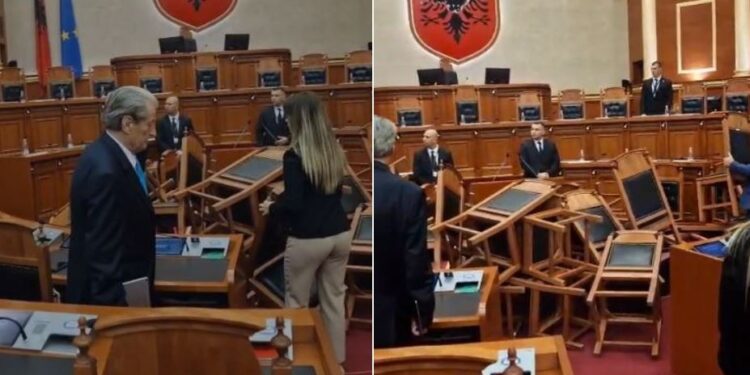 Kaos në Kuvend, opozita përmbys karriget e deputetëve socialistë në mes të sallës