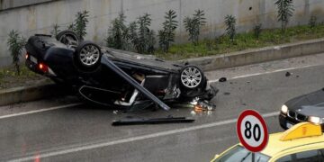 Stuhia përmbys makinën, një i vdekur në Kukës