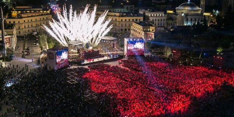“Nata e Bardhë” plot me surpriza, ja kush janë këngëtarët që do të “ndezin” sheshin skënderbej sot