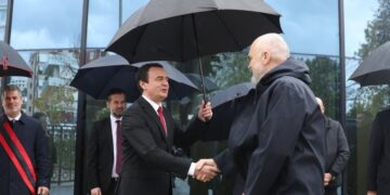 Festa e Pavarësisë i bën bashkë në Vlorë, Rama dhe Kurti i japin dorën njëri-tjetrit