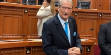 Berisha shpall grevë urie në parlament, u drejtohet socialistëve: Më mirë të ikni