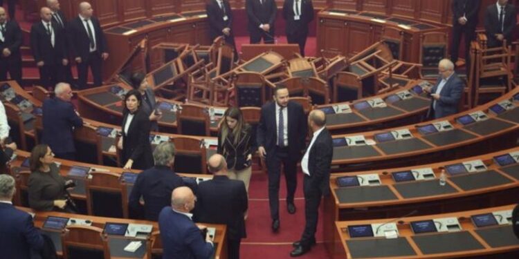 Opozita krijoi kaos në Kuvend, PS bën lëvizjen e menjëhershme
