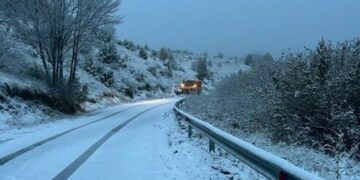 Fundjava me temperatura të ulëta, dëbora zbardh zonën e Korçës