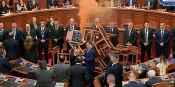 Tensionet në Kuvend të deputetëve me Gardën, deputeti demokrat sulmon ashpër Berishën: I vuri zjarrin Parlamentit se ka hallin e SPAK