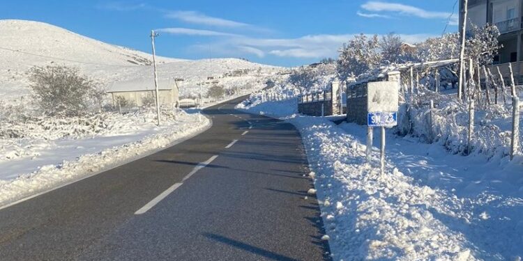 Reshje dëbore dhe ulje temperaturash, lëvizja e mjeteve me zinxhirë, pa energji Pogradeci, Devolli e Maliqi dhe disa njësi në Kukës