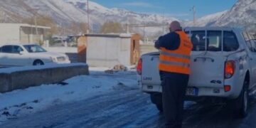 Hidhet kripë në rrugët me akull, rrëshqitjet e gurëve shkaktojnë probleme në qarkullim