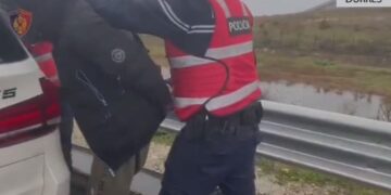 Ngjarje si në filma, marrin peng një 30-vjeçar për shkak të një sherri jashtë vendit, e pësojnë keq 3 të rinj në Durrës
