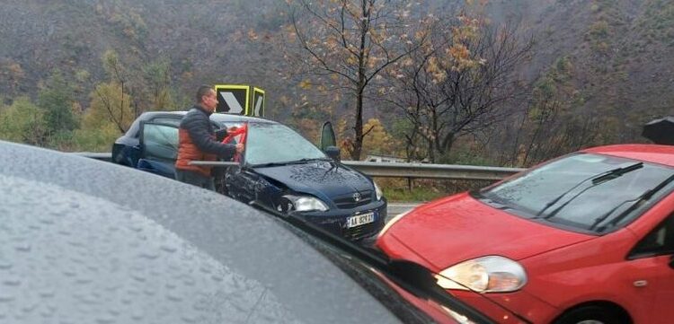 Ishin nisur nga Maqedonia për festën e Pavarësisë, autobusi plot me nxënës përplaset me një makinë