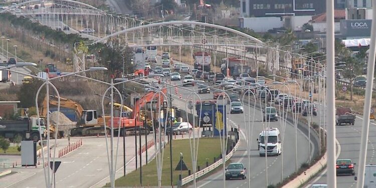 ARRSH jep lajmin e shumëpritur: Merret vendimi për zgjerimin e autostradës Tiranë-Durrës, sa korsi pritet të shtohen, ja kur do të nisin punimet