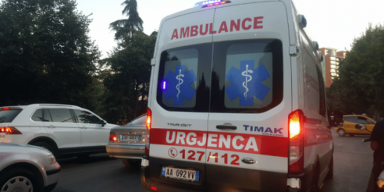 Hidhet nga kati i pestë i pallatit, humb jetën 50-vjeçari