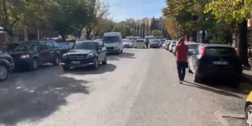 Aksident në Vlorë, makina përplas këmbësorin, dërgohet me urgjencë në spital në gjendje të rëndë i plagosuri