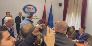 Deputetët e opozitës mësyjnë në komisionin për Çështjet Evropiane, merret vendimi i papritur për mbledhjen