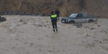 Tentuan të kalojnë lumin me automjet por ngecin në mes të ujit, rrezikojnë jetën 4 banorë në Kolonjë