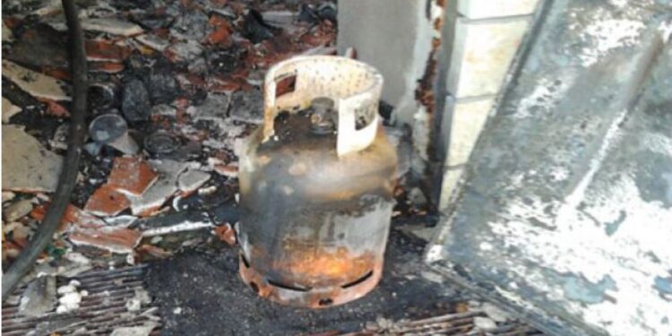 Shpërthen bombola e gazit në Laç, çifti i bashkëshortëve dërgohet në spital, gruaja në gjendje të rëndë