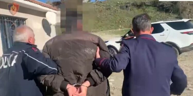 Mori gërshërët dhe do vriste bashkëfshatarin, parandalohet krimi në Dibër, 54-vjeçari përfundon me plagë në fytyrë