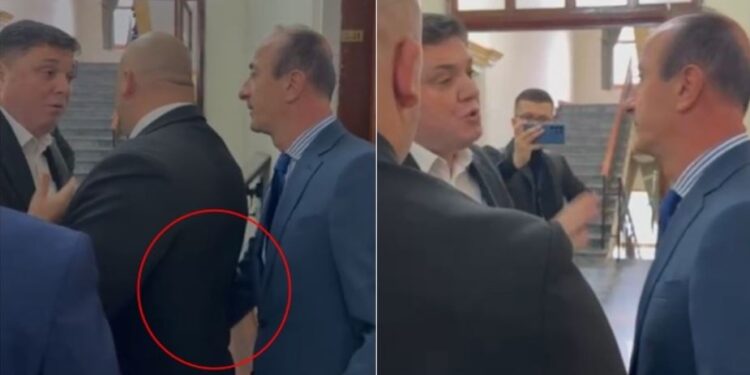 “Servil, legen”, plas sherri mes demokratëve, Çollaku dhe Sula përplasen fizikisht! Ndërhyn Garda