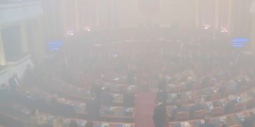 Pas kaosit në Parlament, mbyllet seanca plenare, rrëzohen nismat e opozitës